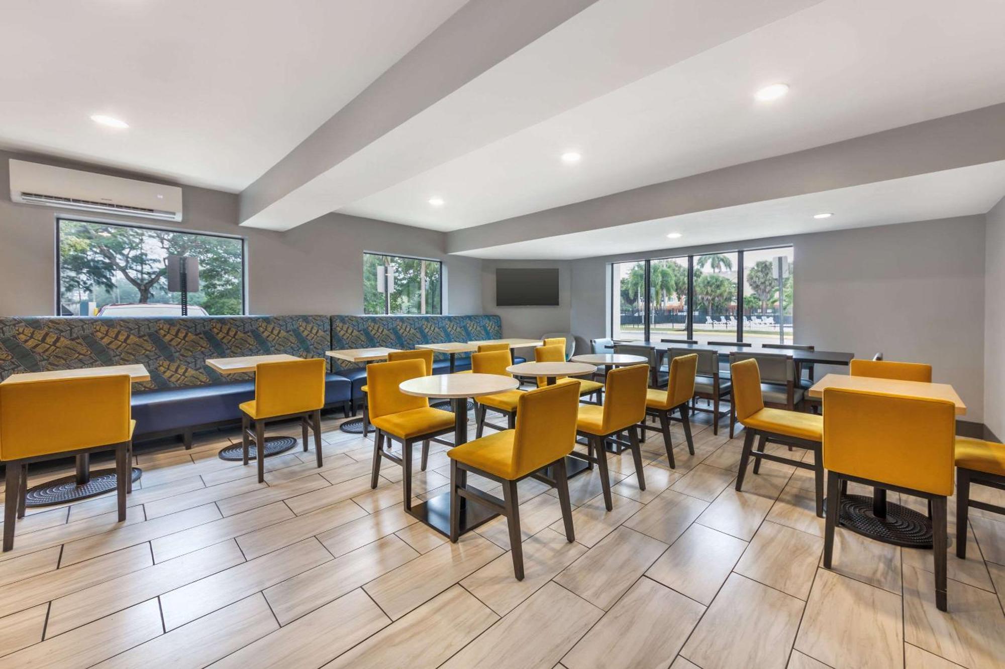 โรงแรมสลีพอินน์ ไมอามี่แอร์พอร์ท Miami Springs ภายนอก รูปภาพ